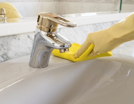 Detailed kitchen and bathroom deep cleaning in a Docklands property